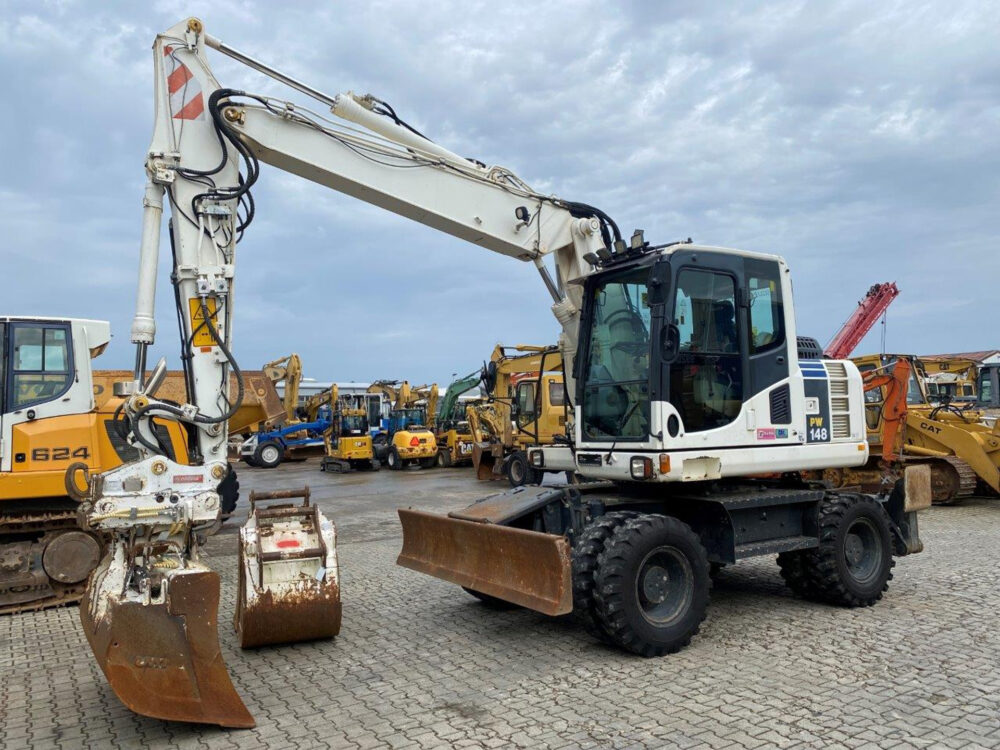 Komatsu PW148-8 mobiele graafmachine