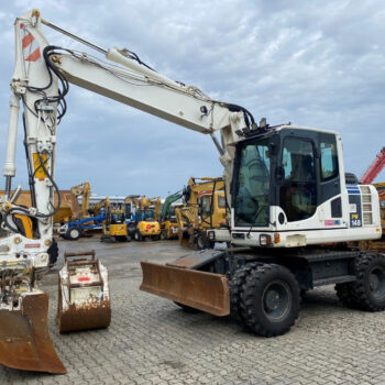 Komatsu PW148-8 mobiele graafmachine