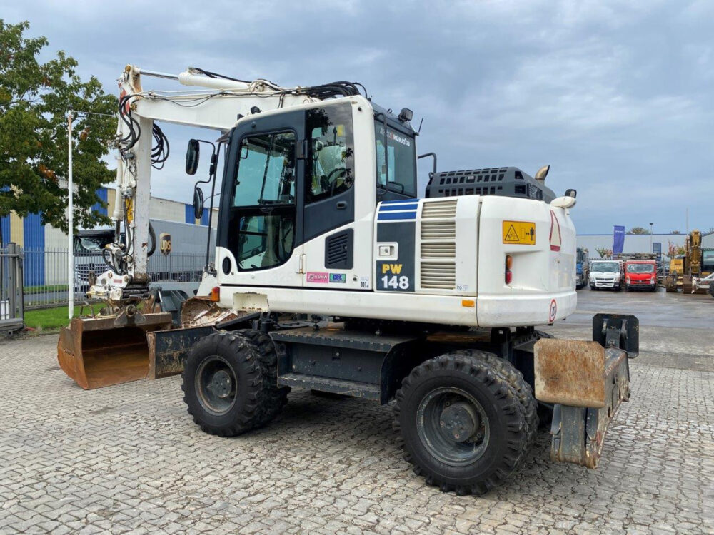 Komatsu PW148-8 mobiele graafmachine