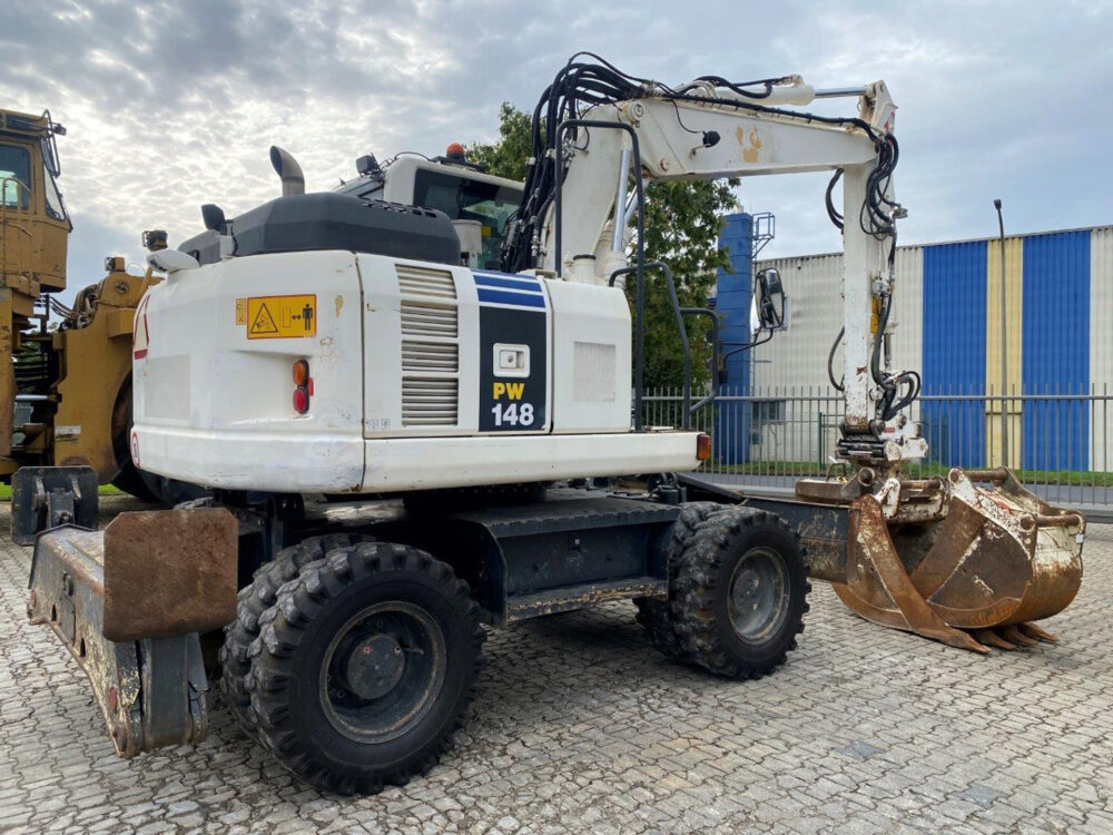 Komatsu PW148-8 mobiele graafmachine