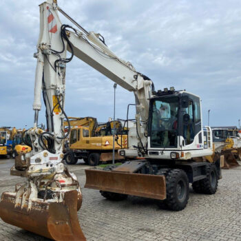 Komatsu PW148-8 mobiele graafmachine