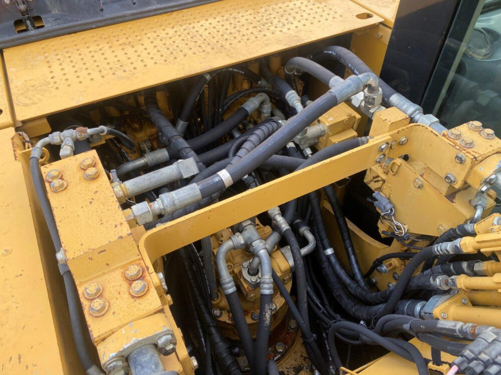 Caterpillar 323 D rupsgraafmachine