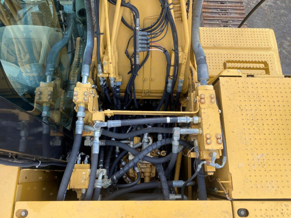 Caterpillar 323 D rupsgraafmachine