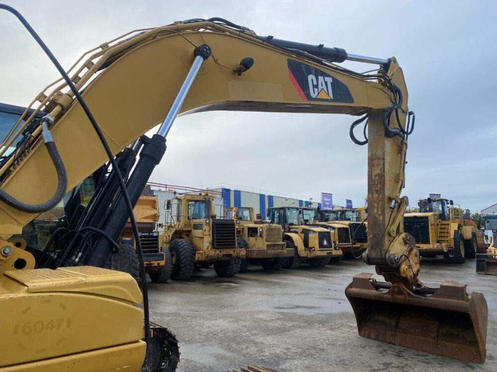 Caterpillar 323 D rupsgraafmachine