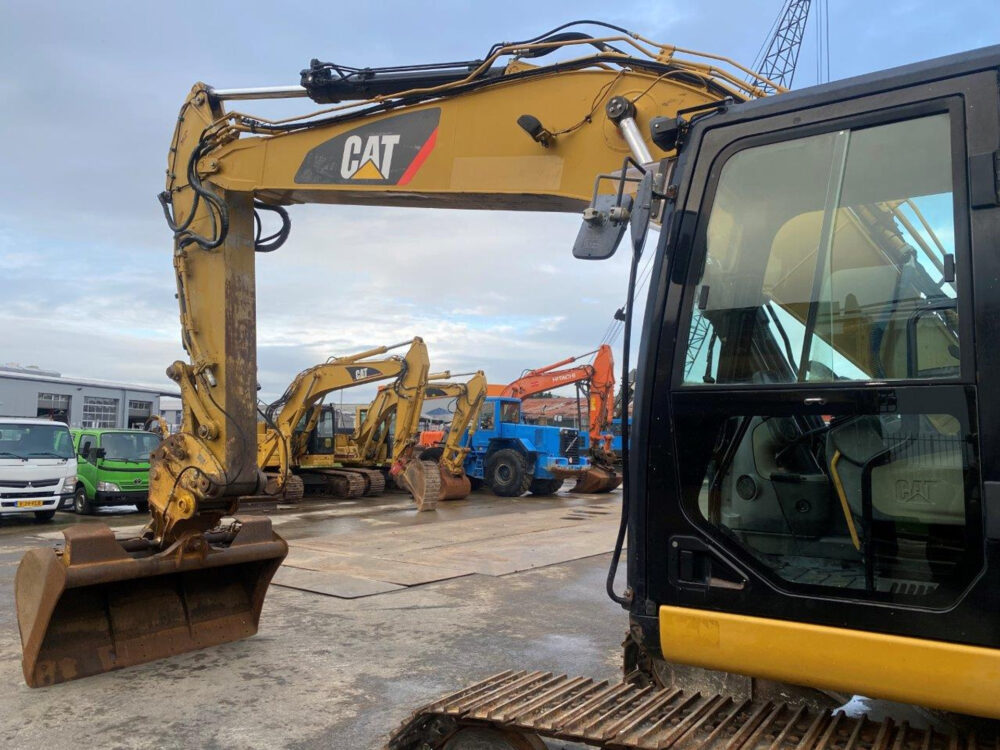 Caterpillar 323 D rupsgraafmachine