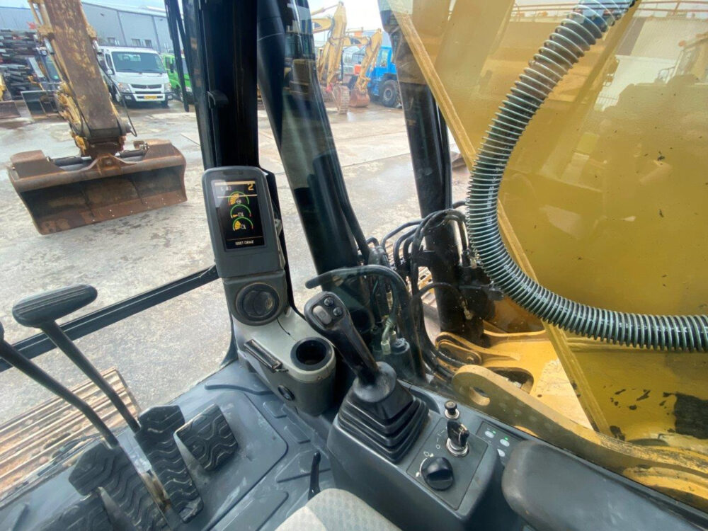 Caterpillar 323 D rupsgraafmachine