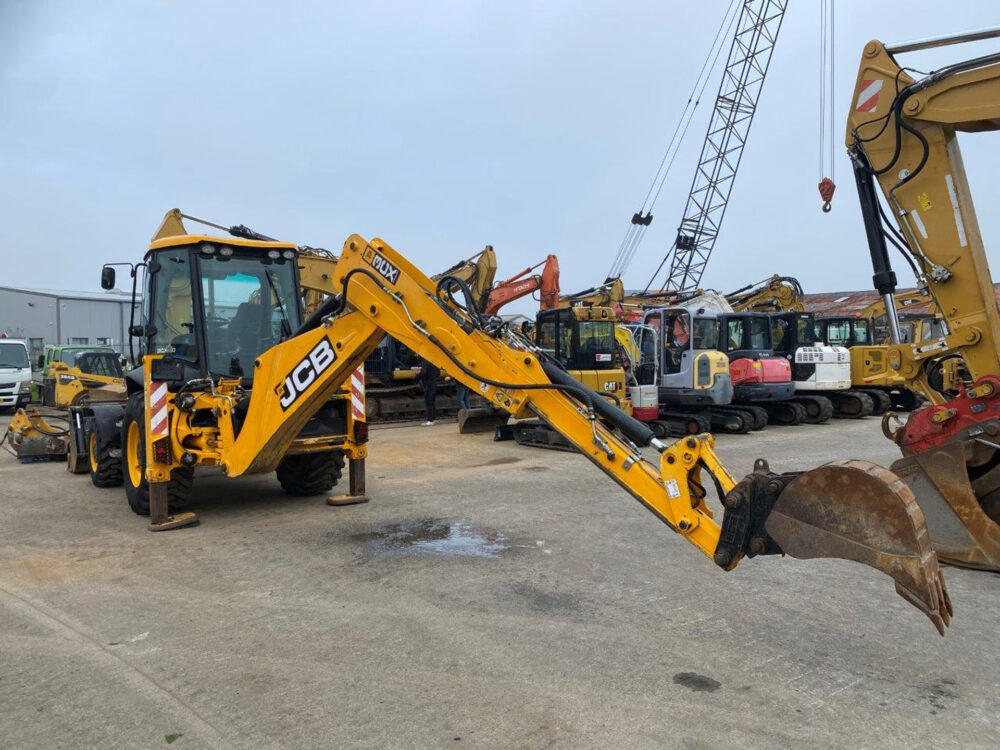 JCB 3CX sitemaster + 3 bakken + hamer