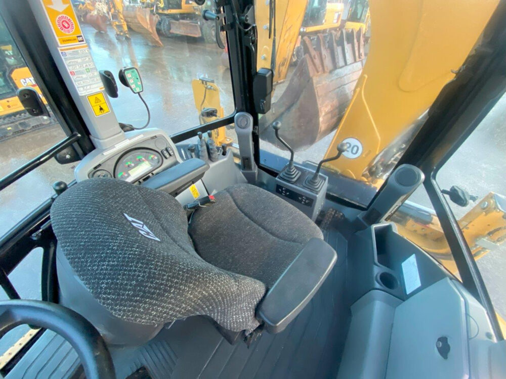 Caterpillar 428F2 backhoe NEW CONDITION