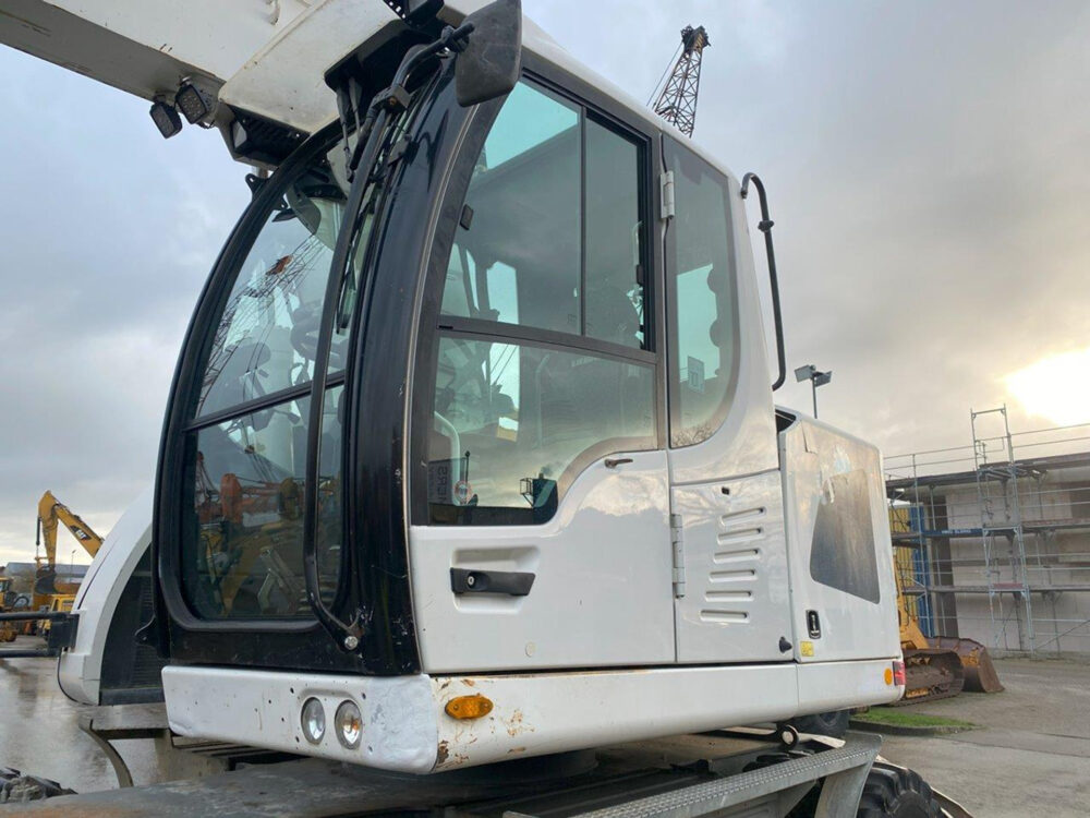 Liebherr A918 compact mobielegraafmachin